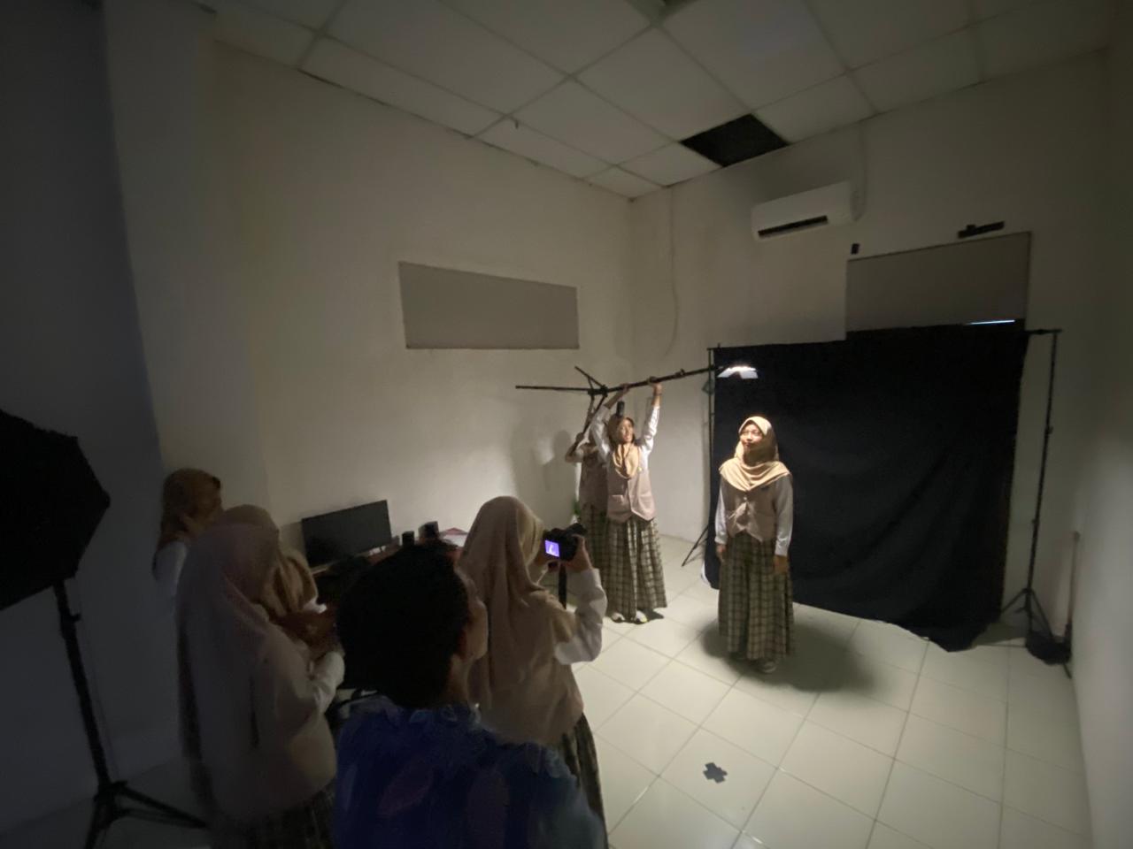 Siswa SMP UMP berlatih fotografi studio